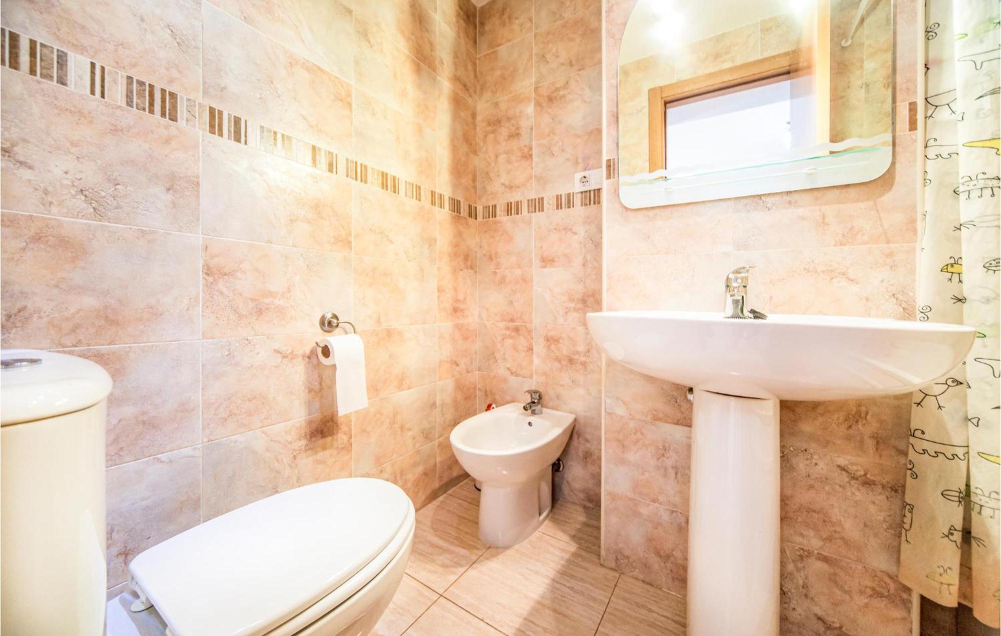 2 Bedroom Lovely Apartment In โอโรเปซาเดลมาร์ ภายนอก รูปภาพ