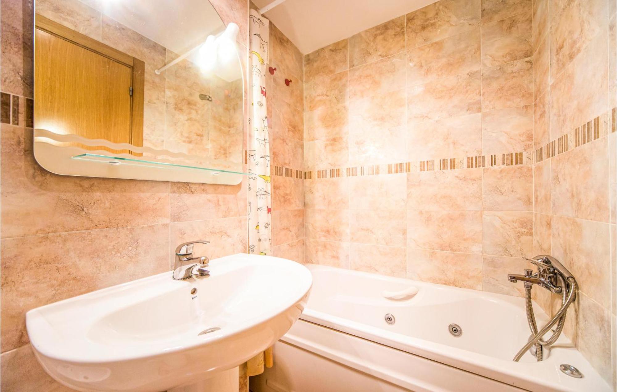 2 Bedroom Lovely Apartment In โอโรเปซาเดลมาร์ ภายนอก รูปภาพ